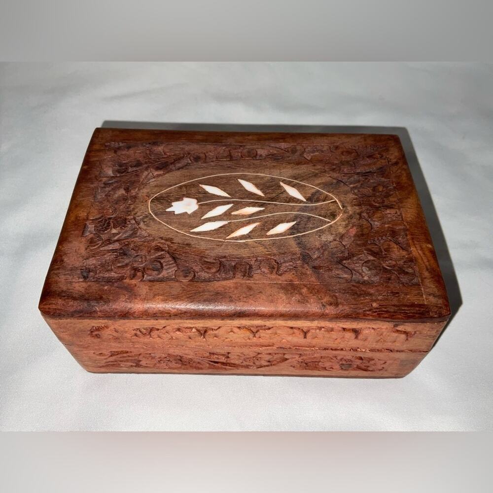 VTG INDIAN CARVED WOODEN HINGED BOX FLOWER SHELL INLAY MADE IN INDIAa